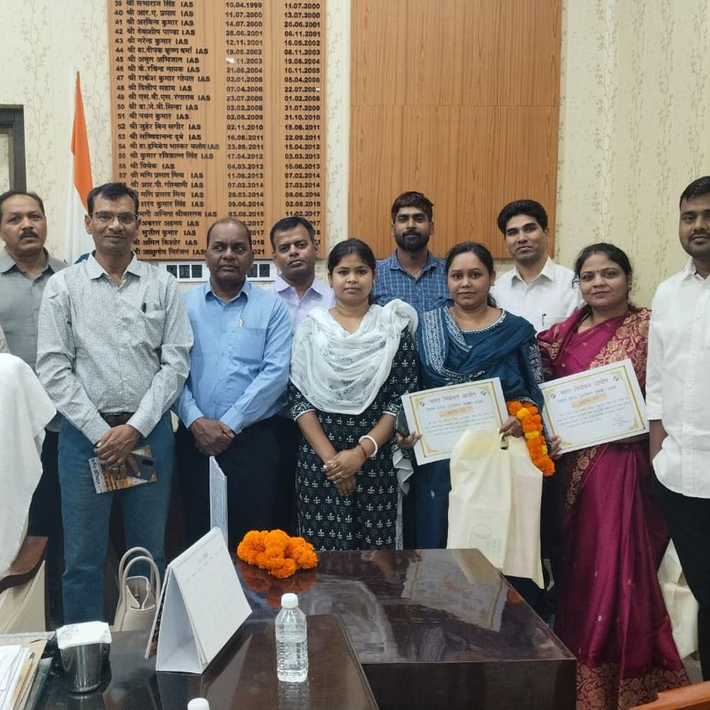 देवरिया में अंतिम मतदाता सूची राजनीतिक दलों को सौंपी:पारदर्शी चुनाव के लिए पहल, कर्मचारियों को भी किया गया सम्मानित