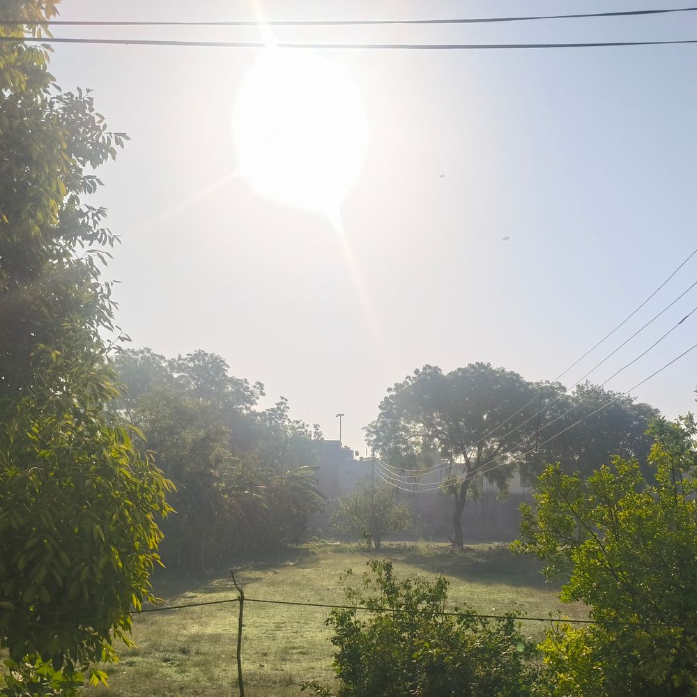 मथुरा में टेम्प्रेचर 21°C:तेज हवा चल रही, अस्पतालों में सर्दी -बुखार के मरीज बढ़े
