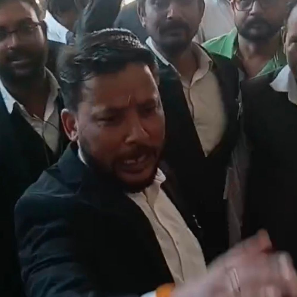 एमएलसी की पोस्ट पर टिप्पणी करने वाला युवक गिरफ्तार:बाराबंकी में फेसबुक कमेंट के बाद वकीलों का प्रदर्शन, मिली जमानत