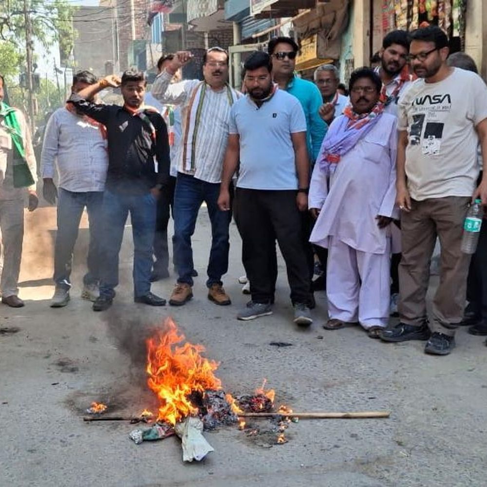 मैनपुरी में कांग्रेसियों पुतला दहन कर किया विरोध प्रदर्शन:असम CM के बयान पर कार्यकर्ताओं का प्रदर्शन, जांच की मांग