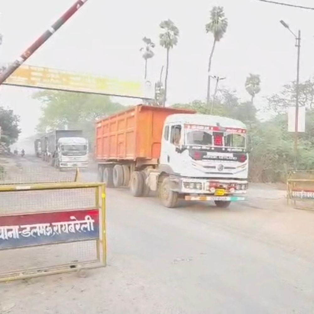 रायबरेली में गंगा पुल पर ओवरलोड वाहनों की आवाजाही जारी:PWD ने जर्जर पुल की चेतावनी जारी की थी, ADM ने रोकने के दिए निर्देश