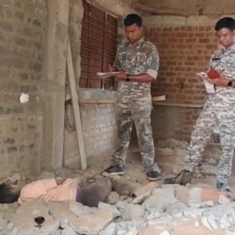 देवगुड़ी निर्माण में छत ढही, मजदूर की मौत:  सेंट्रिंग हटाते समय हादसा, परिजनों ने लगाया सुरक्षा में लापरवाही का आरोप, जांच शुरू – Kondagaon News