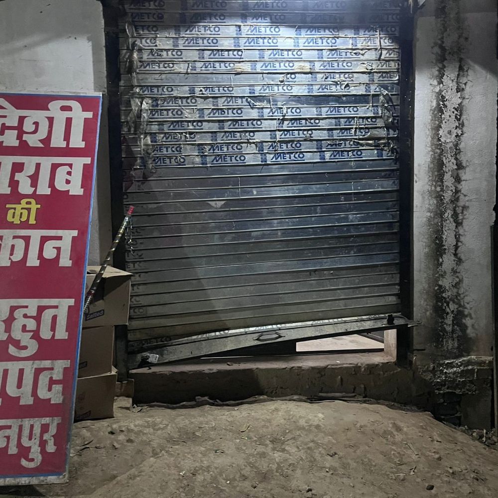 सुल्तानपुर में शराब दुकान से लाखों की चोरी:शटर तोड़कर कैश और शराब लेकर फरार, मौके पर दो बाइकें छोड़कर भागे बदमाश