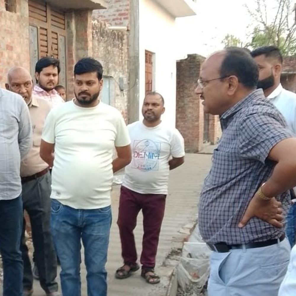 रायबरेली में घटिया सड़क निर्माण पर लोगों में आक्रोश:जांच करने पहुंचे नगर पंचायत के अधिशासी अधिकारी