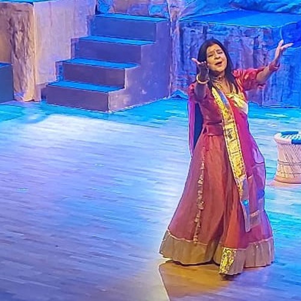 मालिनी अवस्थी ने 'मालन अलबेली' से दर्शकों को मंत्रमुग्ध किया:राज बिसारिया प्रेक्षागृह में सुनाई अपनी जीवन की अनकही कहानी