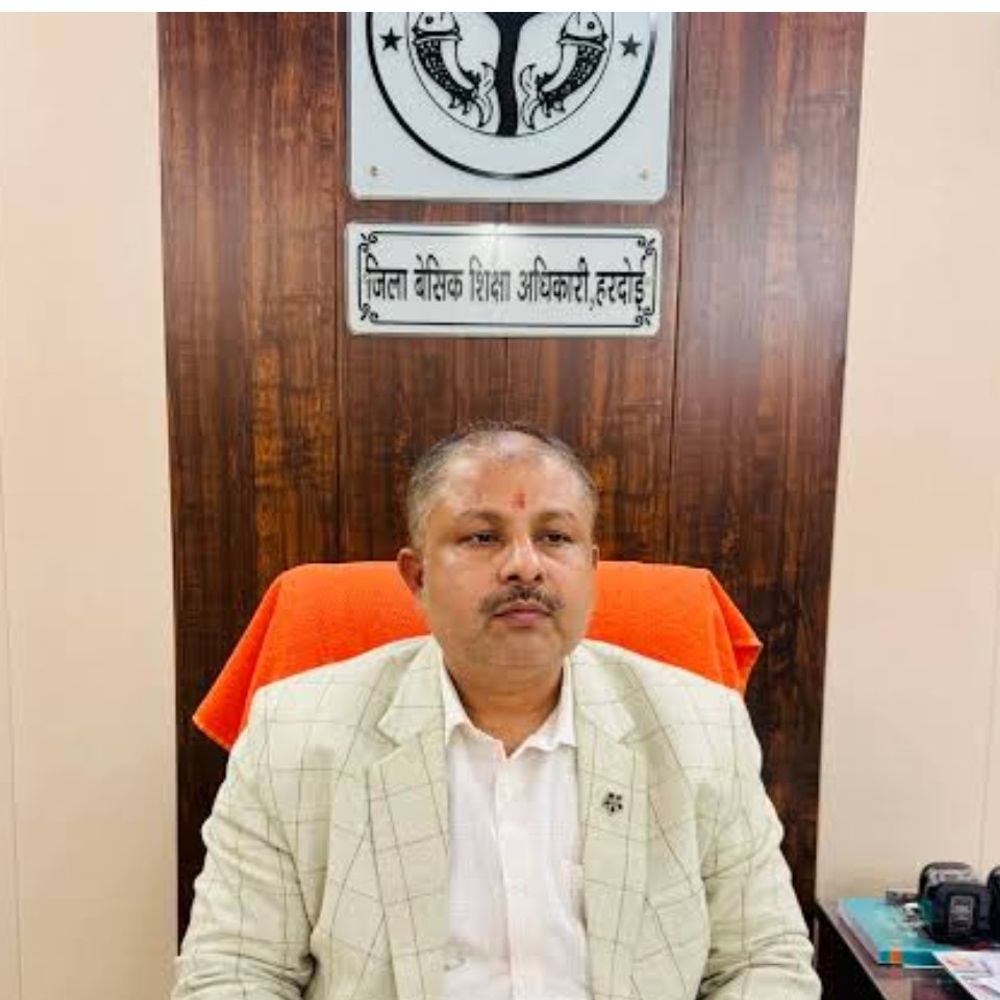 हरदोई शिक्षा विभाग पर भ्रष्टाचार के आरोप:BSA अजित सिंह को हटाने की मांग, AAP ने DM को ज्ञापन दिया