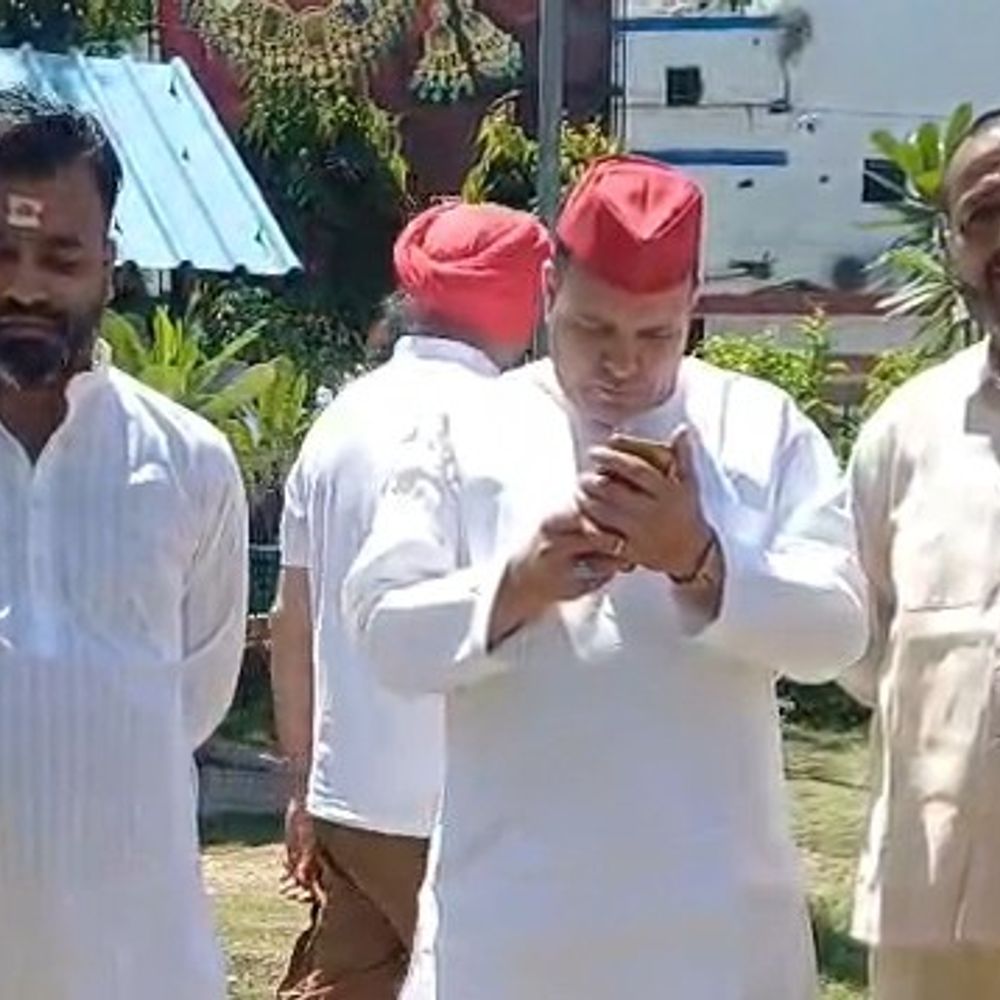 मेरठ सेंट्रल मार्केट: सपा का प्रशासनिक अधिकारियों के खिलाफ प्रदर्शन:पार्टी ने नेता जीतू नागपाल को धमकाने और नोटिस देने का आरोप लगाया