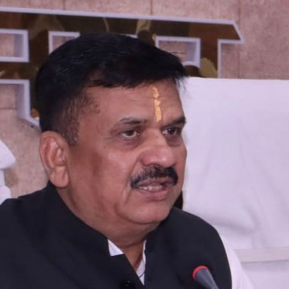 जिलाधिकारी का वेतन रोकने का आदेश वापस:जौनपुर में कोर्ट ने स्पष्टीकरण और आश्वासन के बाद दिया निर्देश