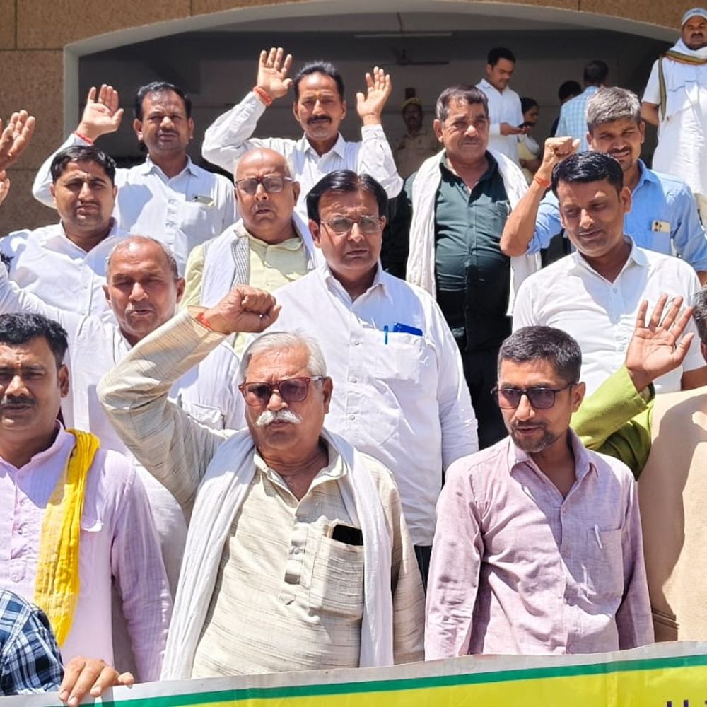 सोनभद्र में गेहूं खरीद केंद्रों पर बोरे की कमी:किसानों ने जिलाधिकारी को प्रमुख सचिव खाद्य एवं रसद के नाम ज्ञापन सौंपा