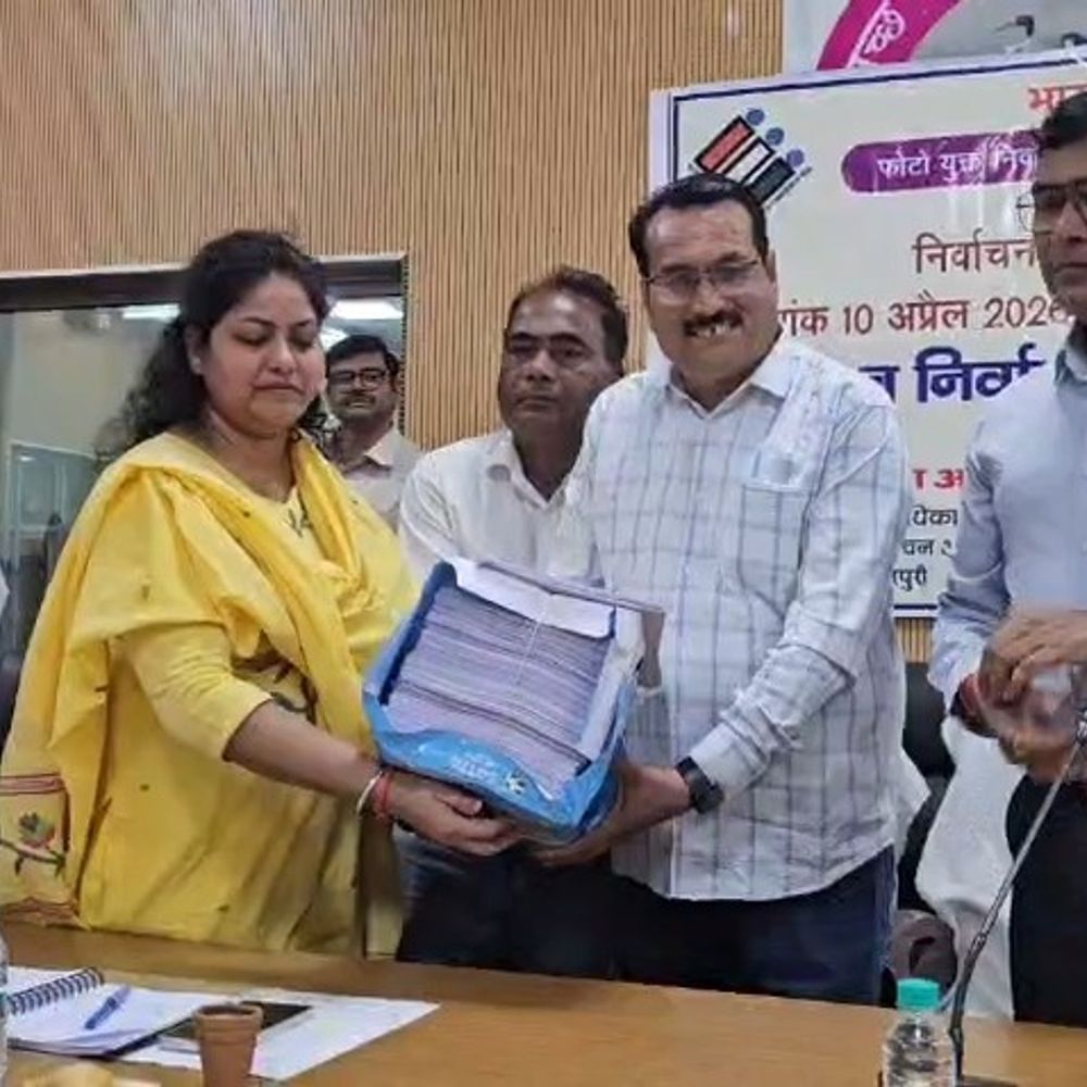 मतदाता सूची से 2.27 लाख नाम हटे, 89 हजार जुड़े:मैनपुरी में कुल संख्या 14 लाख से 12.58 लाख हुई, नए वोटर अब भी जुड़ सकते हैं