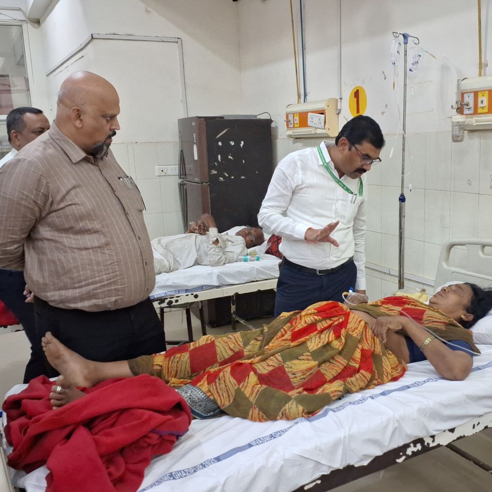 गाजीपुर बस दुर्घटना, केंद्रीय मंत्री के सचिव घायलों से मिले:अस्पताल पहुंचकर इलाज और स्थिति का जायजा लिया, दिए निर्देश