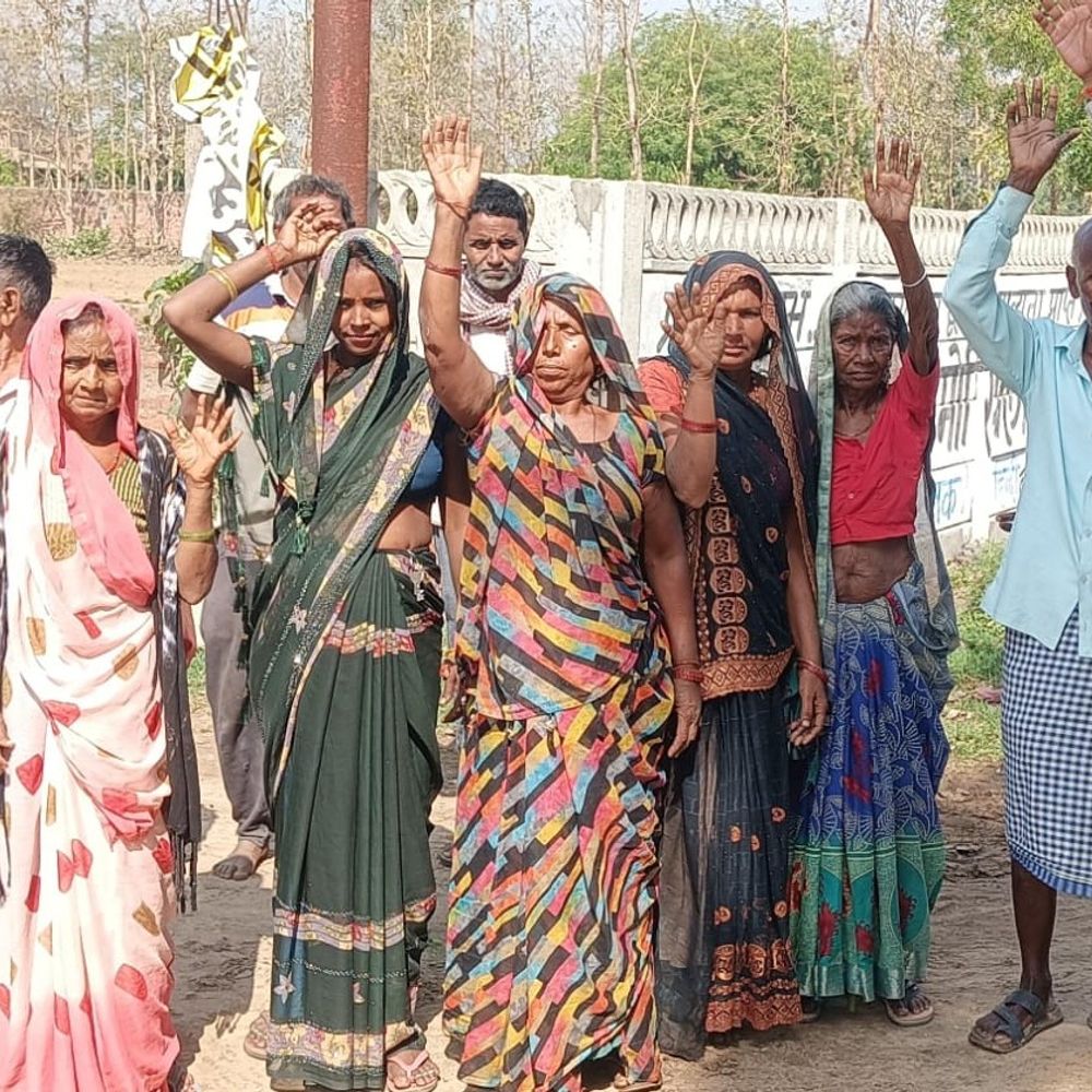 उन्नाव में जमीन विवाद पर ग्रामीणों का प्रदर्शन:प्रधान प्रतिनिधि पर पुश्तैनी भूमि खाली कराने का आरोप