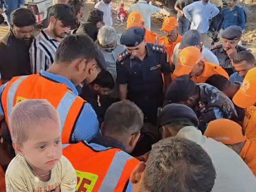 भागीरथ के हाथों में रिंग फंसाकर रेस्क्यू की कोशिश:उज्जैन के बड़नगर में बोरवेल में फंसा दो साल का मासूम, चट्‌टानें आने से रुकी खुदाई