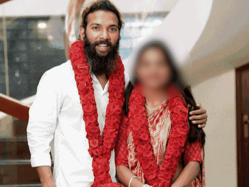 कुंभ वायरल गर्ल नाबालिग निकली, फरमान पर POCSO में FIR:अनुसूचित जनजाति आयोग की जांच में खुलासा; MP-केरलम के DGP दिल्ली तलब