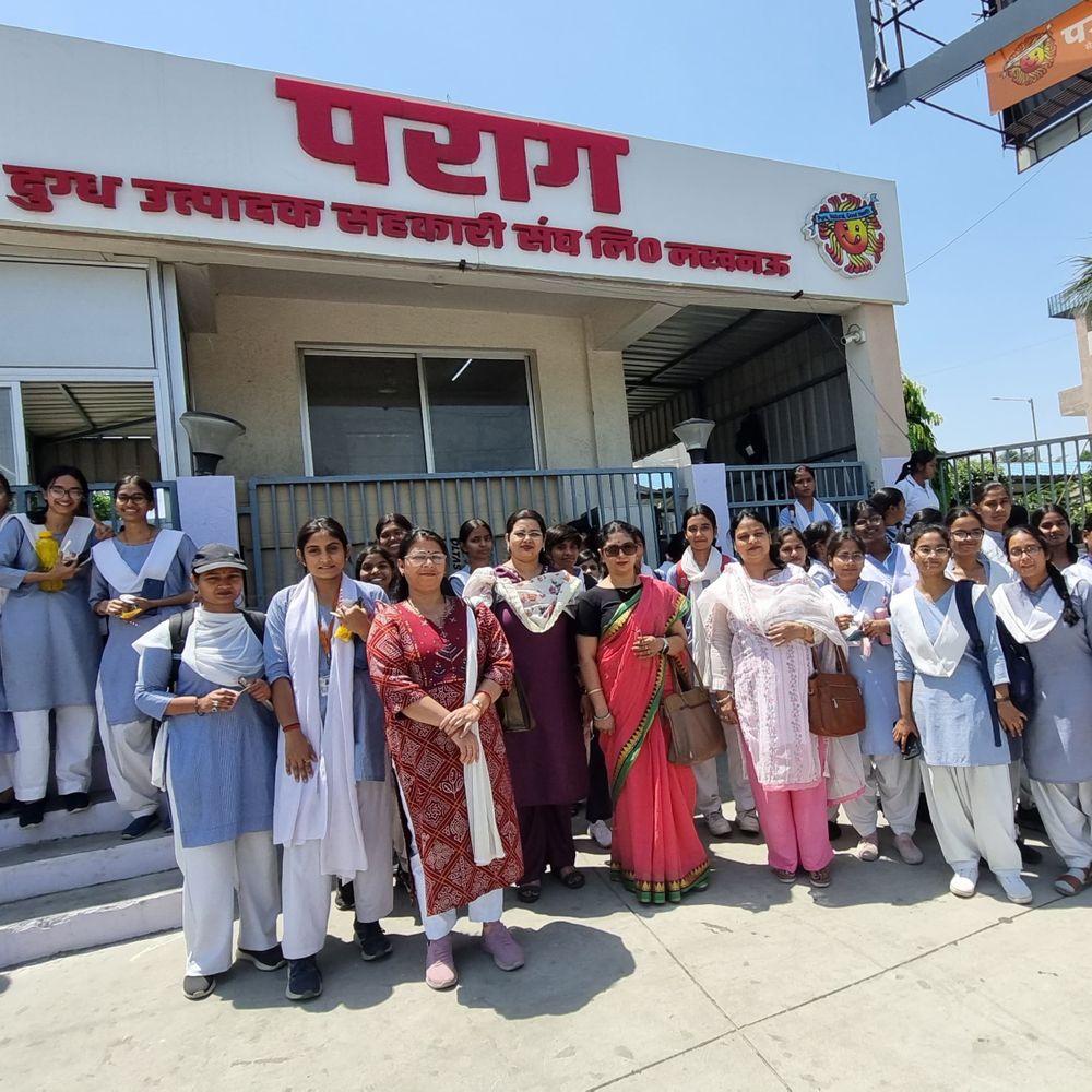 50 छात्राओं ने पराग मिल्क फैक्ट्री का किया शैक्षणिक भ्रमण:आधुनिक डेयरी उद्योग की बारीकियों को समझने का मिला अवसर