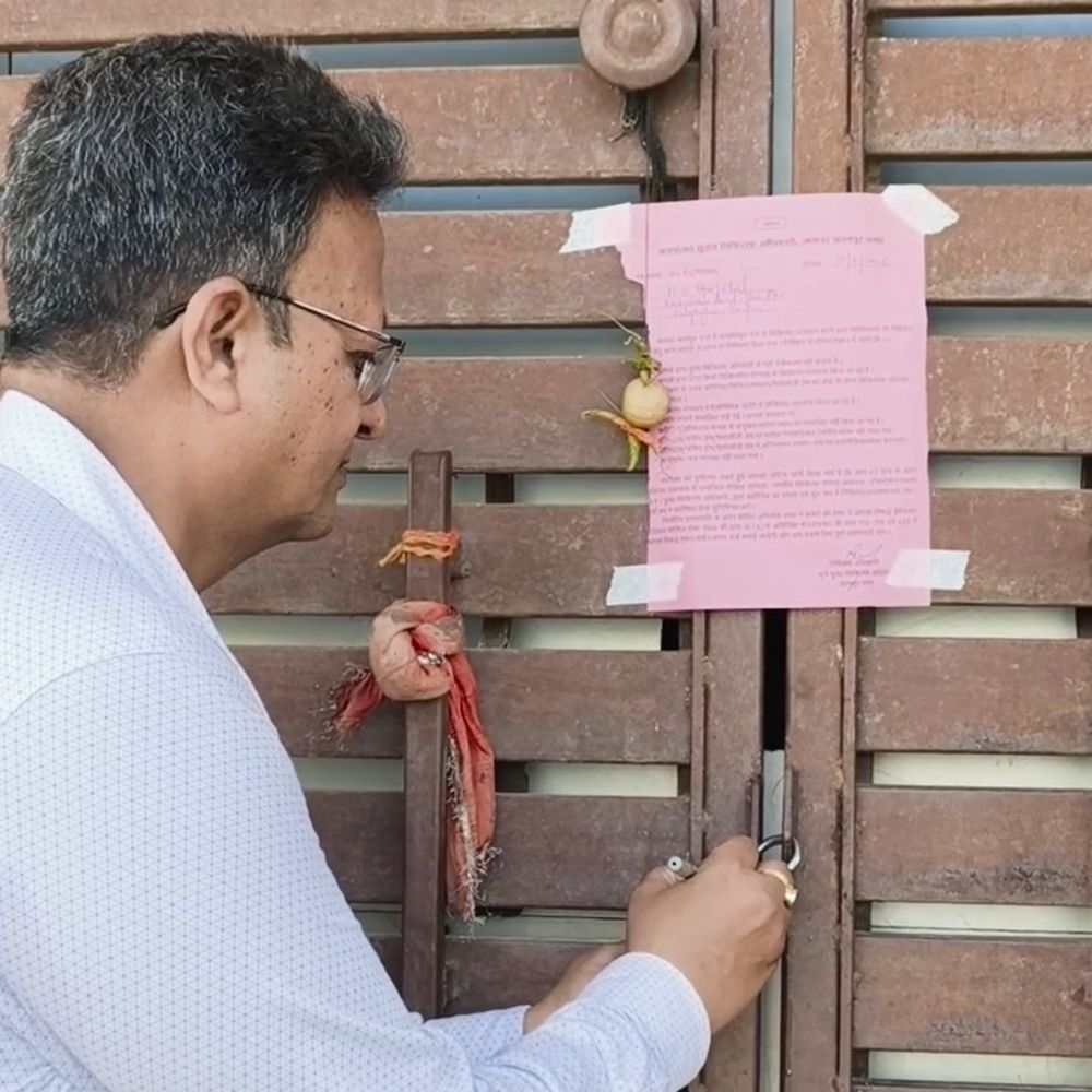 कानपुर में 4 हॉस्पिटल सीज, 10 अस्पतालों को नोटिस:किडनी कांड के बाद स्वास्थ्य विभाग की रेड, संचालक ताला लगाकर भागे