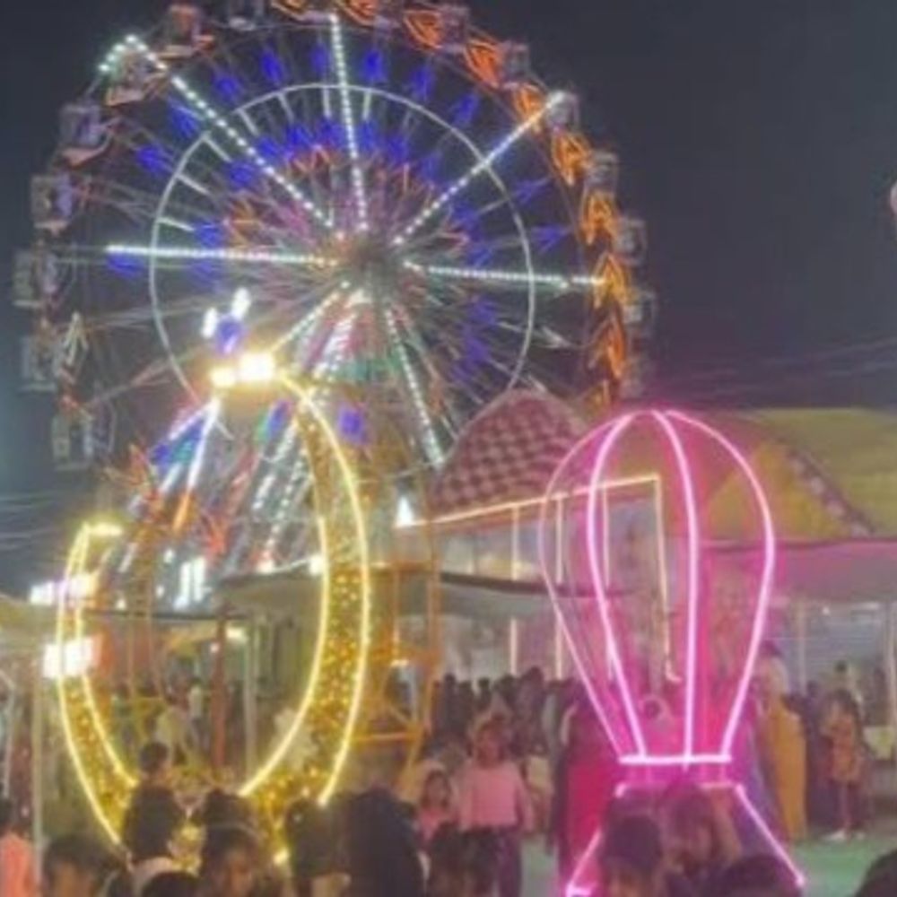 जौनपुर में झूला संचालक झूले से गिरा:मछलीशहर मेले में तकनीकी खराबी ठीक करते समय हादसा, जिला अस्पताल रेफर