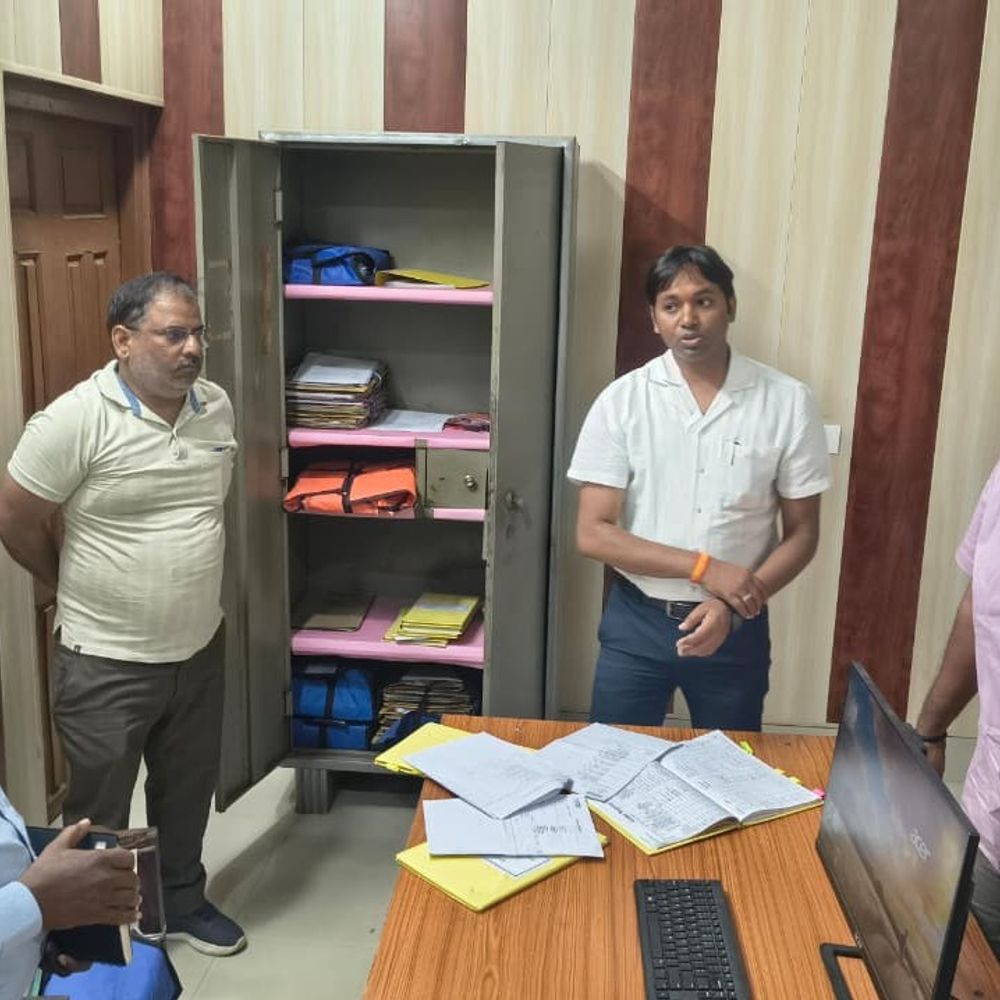 सीतापुर DM ने ADPO का वेतन रोका:BDO-लेखाकार को नोटिस, बिना फोटो सत्यापन भुगतान पर जताई नाराजगी