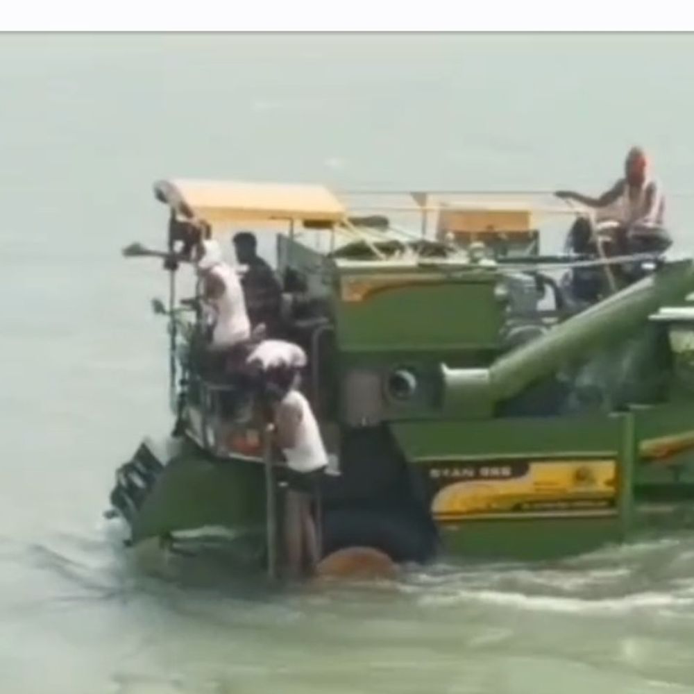 किसानों ने 8 ट्रैक्टर नदी से पार कराई कंबाइन मशीन:देवरिया में बीच धारा में फंसी, पीपा पुल न होने से मुश्किल