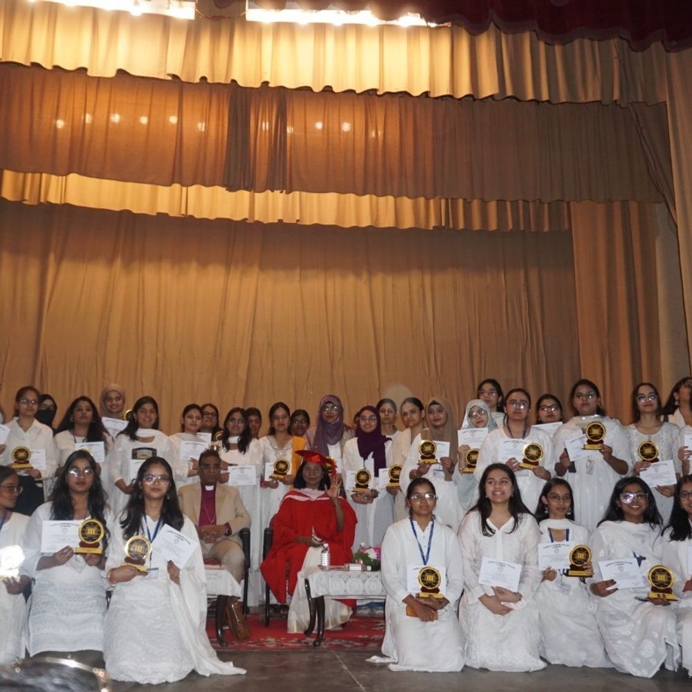 इसाबेला थोबर्न कॉलेज में बैकलॉरिएट पुरस्कार समारोह:छात्राओं, रिटायर प्रोफेसरों को किया गया सम्मानित