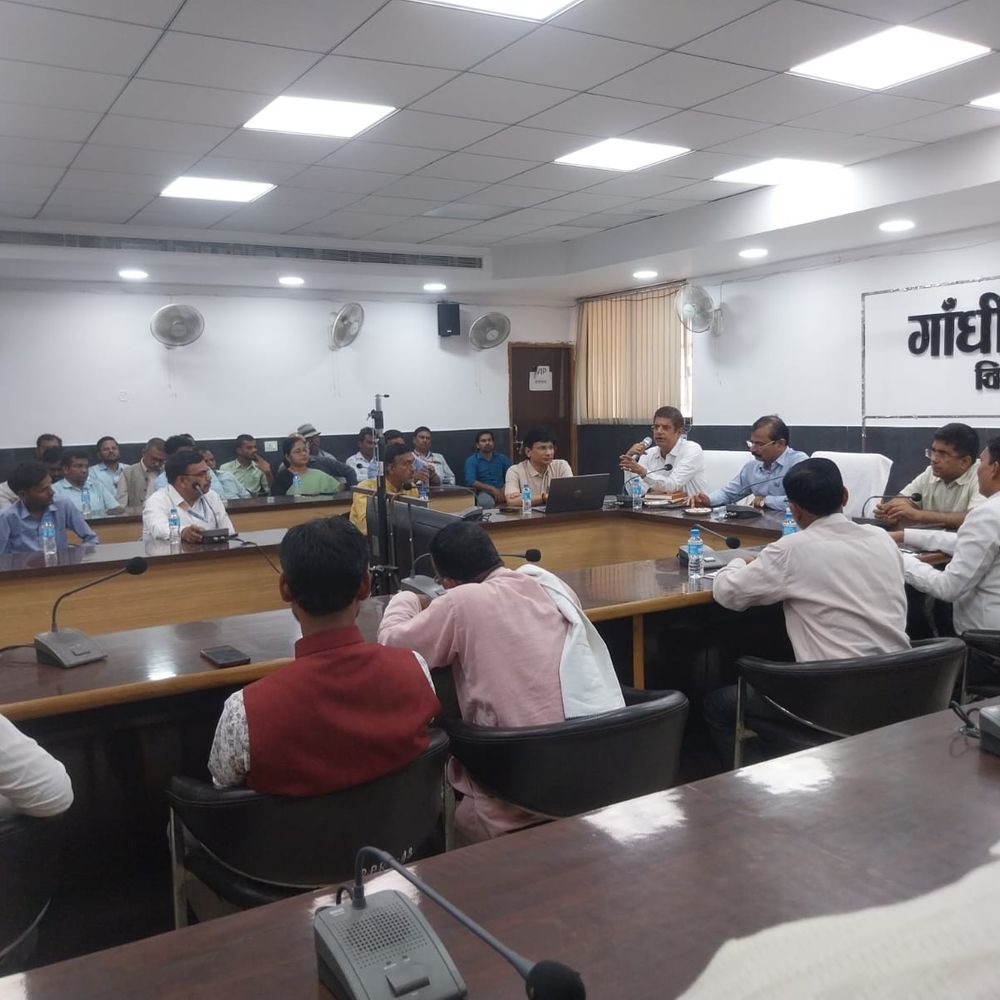 देवरिया में स्कूली वाहनों की फिटनेस पर सख्ती:प्रबंधकों को सुरक्षा मानकों के पालन के निर्देश