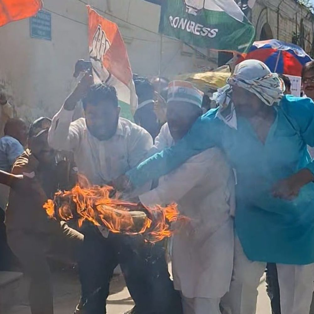 असम CM के बयान पर कांग्रेस का प्रदर्शन:गाजीपुर में पुतला दहन, पुलिस से हुई झड़प