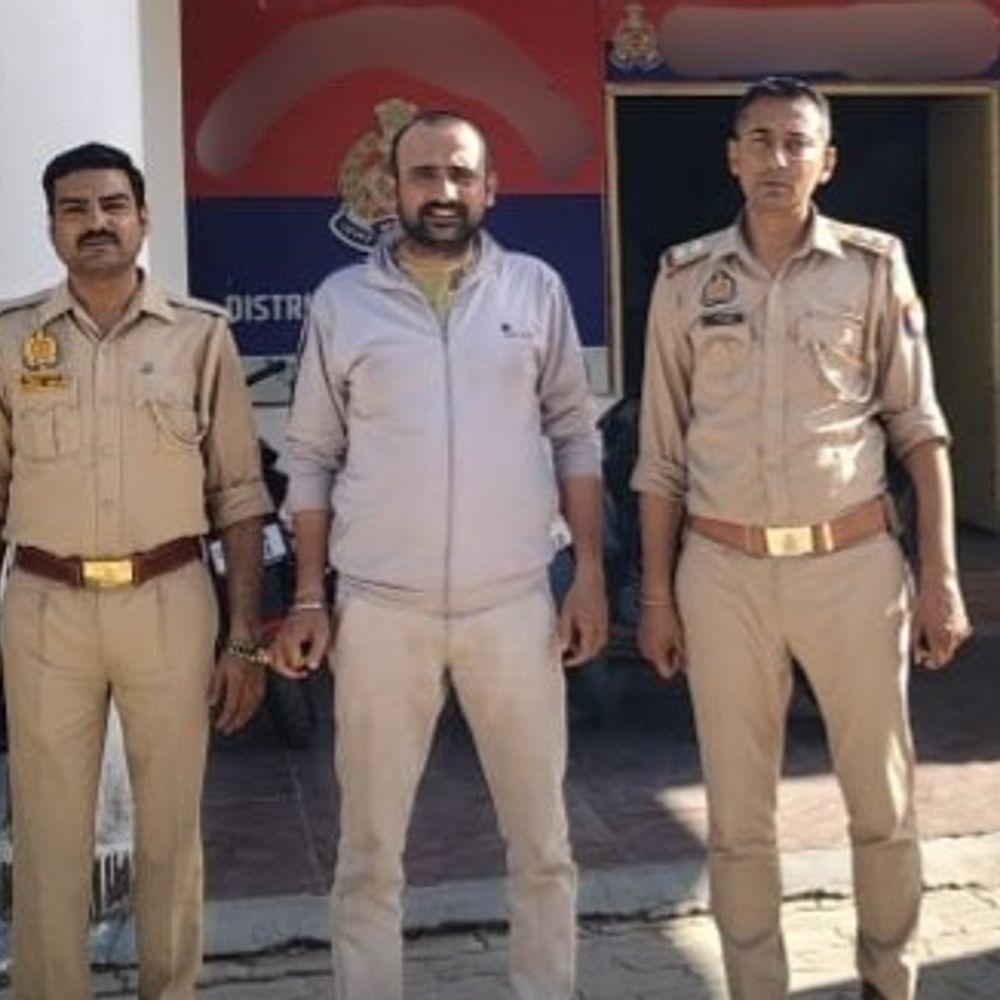 ललितपुर में बर्खास्त सिपाही जितेंद्र यादव गिरफ्तार:ब्लैकमेलिंग, अवैध वसूली और आपराधिक षड्यंत्र के आरोप में कार्रवाई