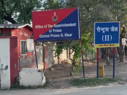 आज जेल से बाहर आएगा रामपाल:हिसार कोर्ट में हत्या के 2 मामलों में ₹5-5 लाख के बेल बॉन्ड जमा, रिहाई की प्रक्रिया शुरू