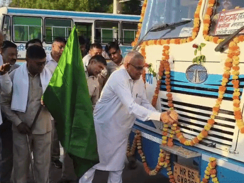 महेंद्रगढ़ से दिल्ली वाया झज्जर बस सेवा शुरू:विधायक कंवर सिंह यादव ने हरी झंडी दिखाकर किया रवाना; जीएम ने 60 बसों की मांग भेजी