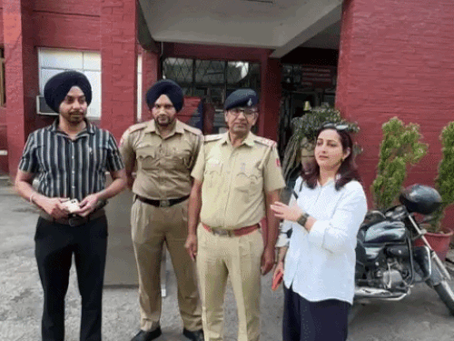 चंडीगढ़ में NRI महिला का डेढ़ लाख का आईफोन चोरी:  एक घंटे में खरड़ से ढूंढ निकाला,लोकेशन बार-बार बदलती रही,मोबाइल में जरूरी डाटा और दस्तावेज – Chandigarh News