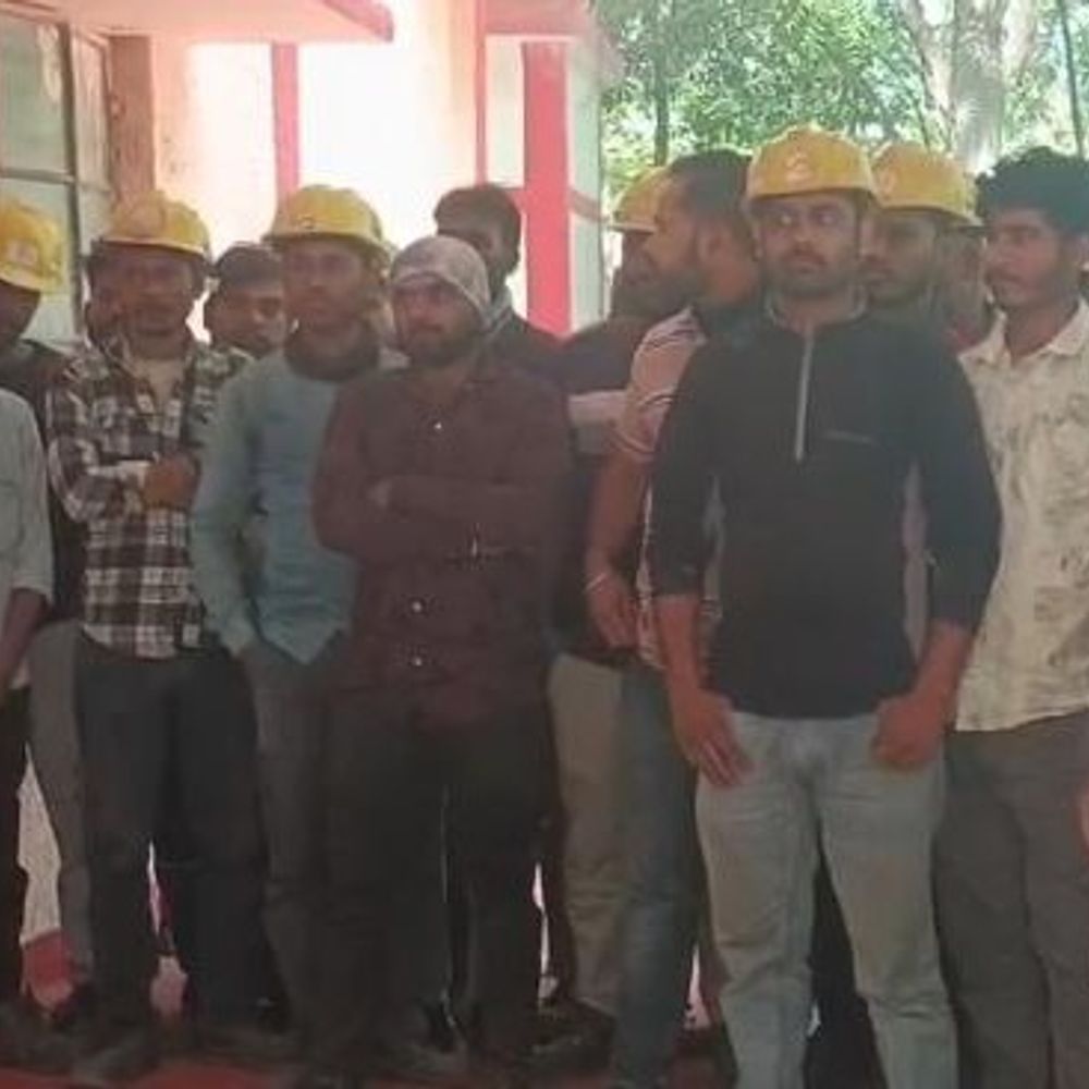 वेतन मांगने पर मजदूरों को नौकरी से निकालने की धमकी:  श्रमिक बोले- तय वेतन नहीं दे रही ठेका कंपनियां, दर्री थाना में की शिकायत – Korba News