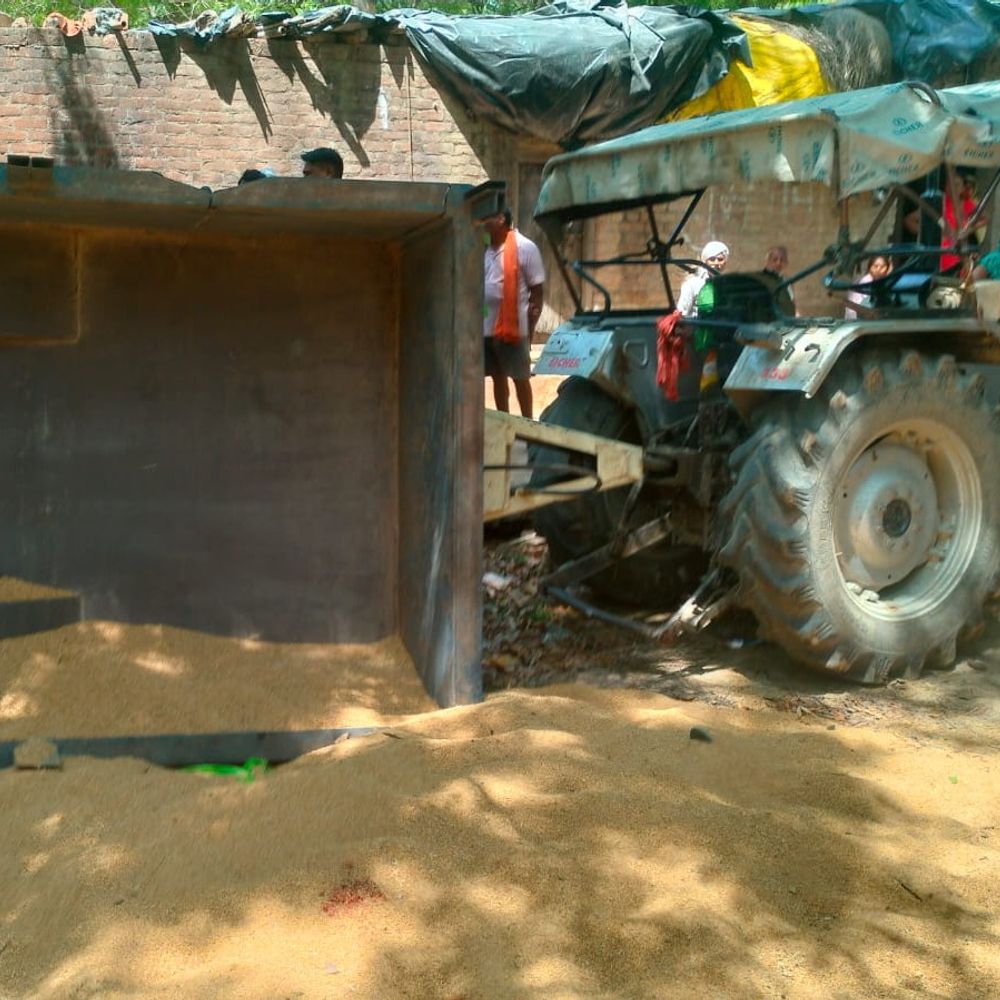 सजेती में अनियंत्रित ट्रैक्टर-ट्रॉली पलटी, महिला की मौत:मेहरअलीपुर गांव में गेहूं लेकर लौटते समय हुआ हादसा