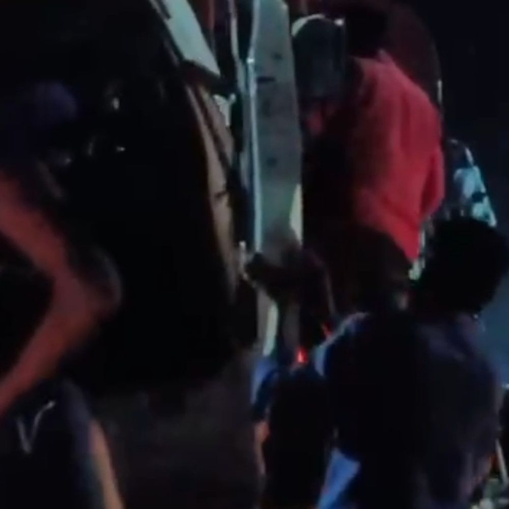 पनकी में दो ट्रकों की भीषण टक्कर:ड्राइवर केबिन में फंसा, गैस कटर से गाड़ी काटकर बाहर निकाला, हैलट रेफर