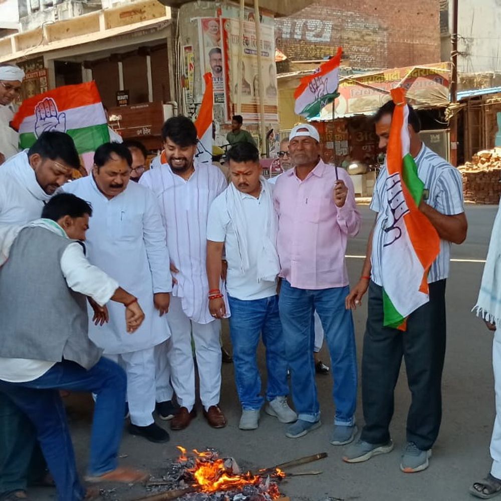 कांग्रेस ने असम CM का पुतला फूंका:खड़गे-खेड़ा पर टिप्पणी को लेकर सोनभद्र में प्रदर्शन, बर्खास्त करने की मांग की