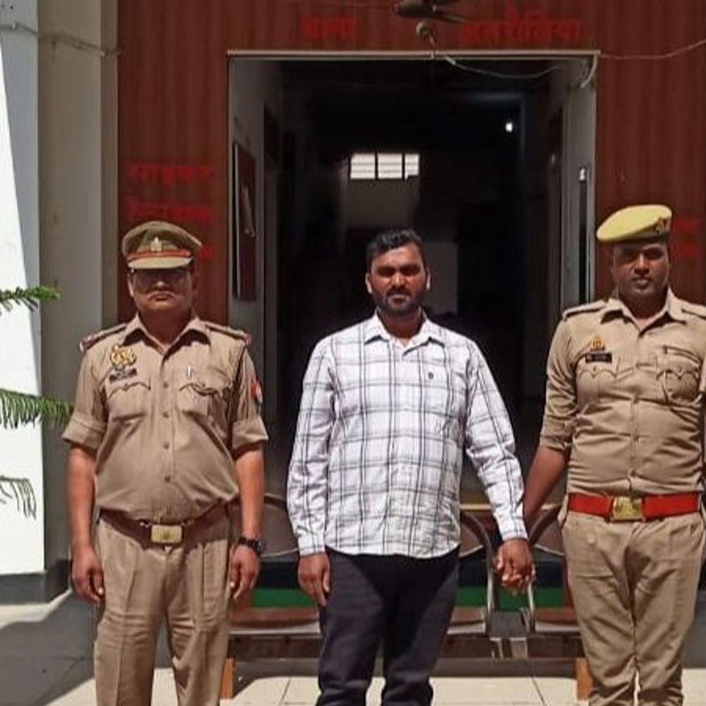 आजमगढ़ में फर्जी चिकित्सक बनाकर इलाज करने वाला गिरफ्तार:अवैध रूप से नर्सिंग होम संचालित कर मरीजों के जीवन से कर रहा था खिलवाड़