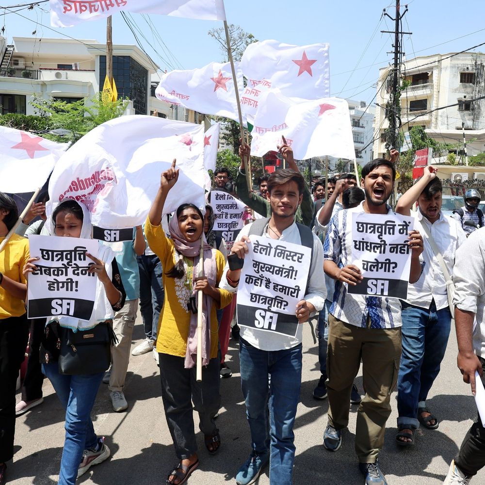 लखनऊ में SFI का विरोध प्रदर्शन:छात्रवृत्ति में भ्रष्टाचार का आरोप लगाया, प्रदर्शनकारी बोले- स्कॉलरशिप फॉर्म रिजेक्ट होने से छात्र परेशान