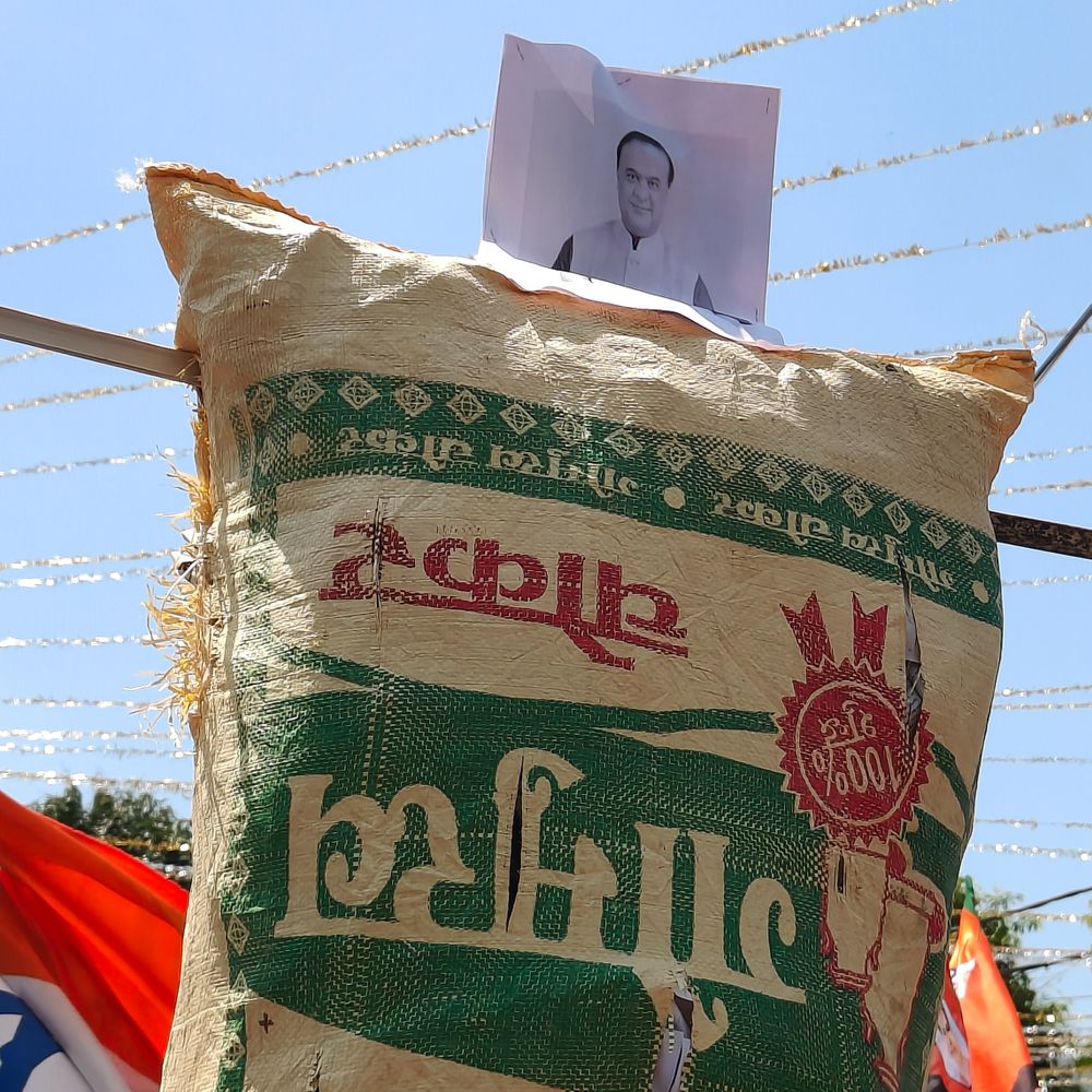 लखनऊ में कांग्रेस ने असम सीएम का पुतला फूंका:प्रदर्शनकारियों ने भाषा पर जताई नाराजगी, कांग्रेसी बोले- हेमंत जीवन भर सत्ता में नहीं रहेंगे , देश से माफी मांगे