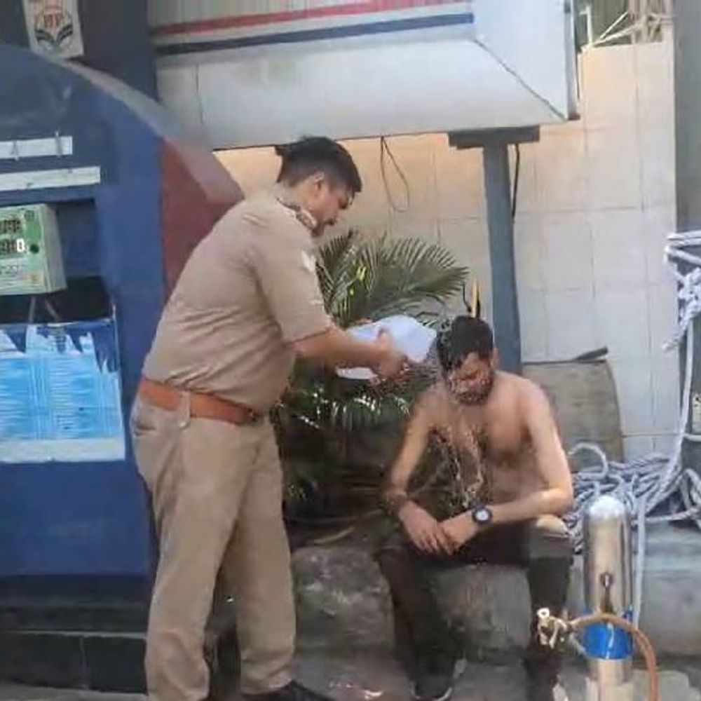 बाइक इंजन सीज होने पर खुद पर डाला पेट्रोल:आग लगाने की दी धमकी, खराब पेट्रोल की थी शिकायत, पुलिस कर्मी ने बचाया, पानी से नहलाया