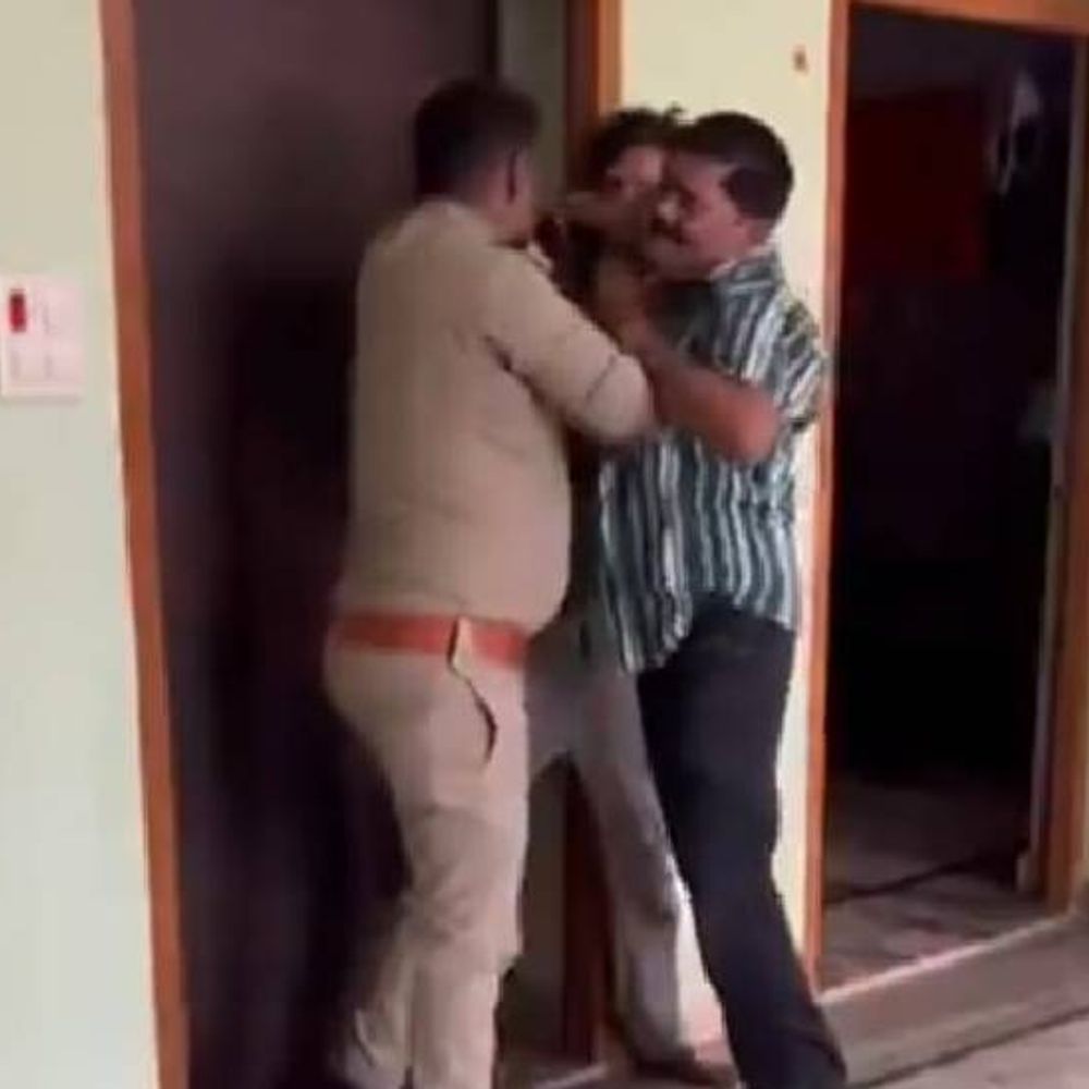 झांसी में सिपाही ने कॉलर पकड़कर हड़काया…VIDEO:कचरा डालने पर विवाद हुआ, वीडियो बनता देख अभद्रता कर महिला का मोबाइल छीना