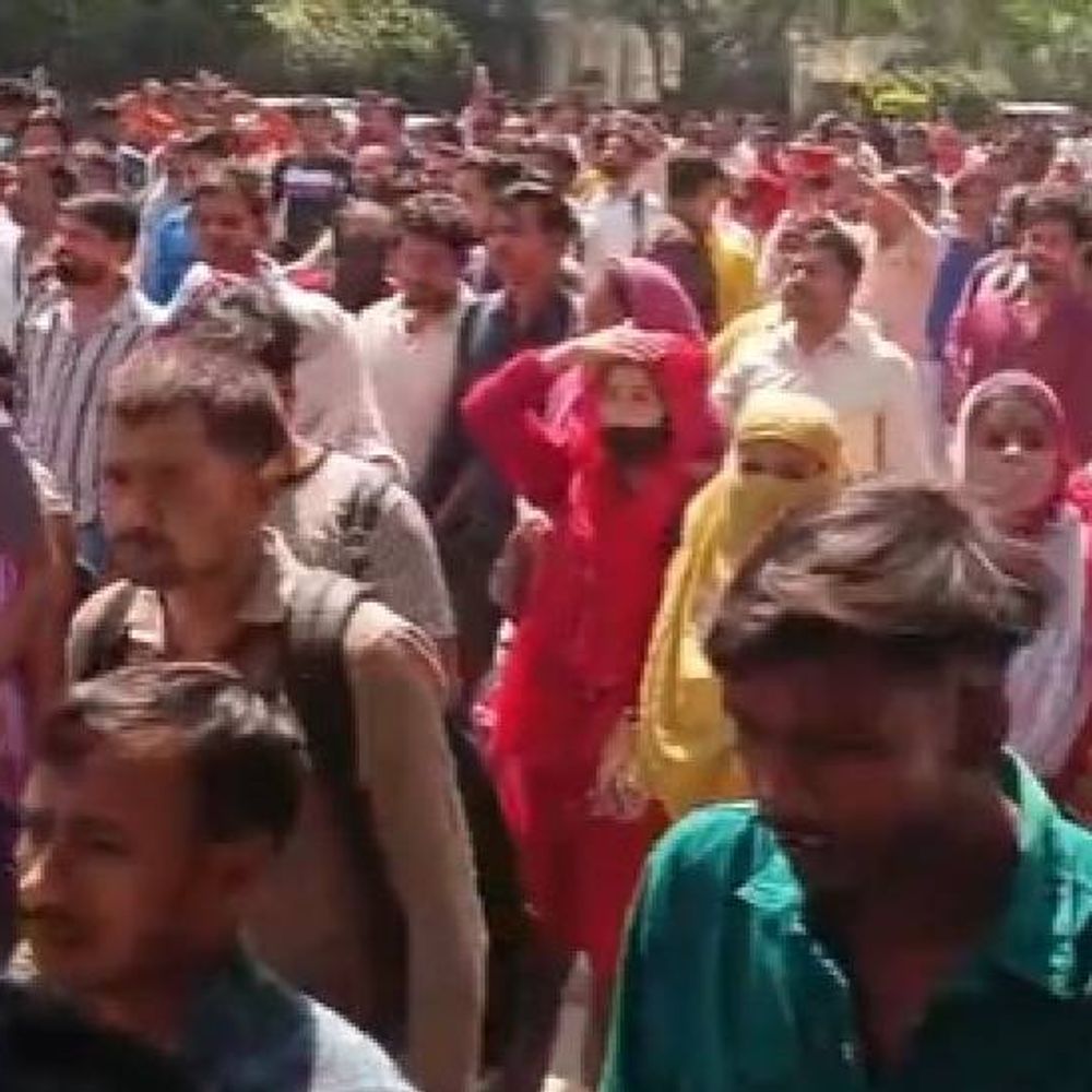 वेतन बढ़ोतरी की मांग को लेकर सड़क पर उतरे कर्मचारी:नोएडा में पैदल मार्च निकाला, फिर फूल मंडी के पास धरने पर बैठे