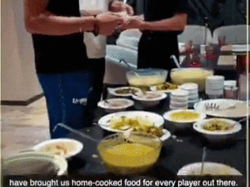 पंजाब किंग्स के खिलाड़ियों ने खाया घर का खाना:प्रभसिमरन की मां लेकर आईं कड़ी, रिकी पोंटिंग बोले - बेहतरीन, लाजवाब