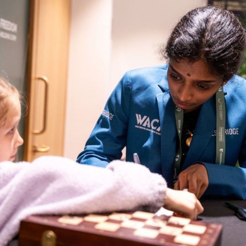 चेस कैंडिडेट्स टूर्नामेंट- वैशाली ड्रॉ के साथ टॉप पर पहुंचीं:दिव्या देशमुख और प्रज्ञानानंदा हारे; टूर्नामेंट के 4 राउंड बाकी