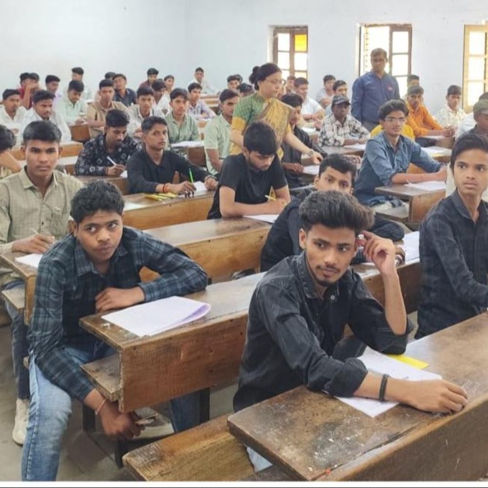 CCTV की निगरानी में हुई छूटी प्रायोगिक परीक्षाएं:वाराणीस में दो दिनों में 220 परीक्षार्थियों की हुई परीक्षा, दूसरे शहरों से पहुंचे थे परीक्षक