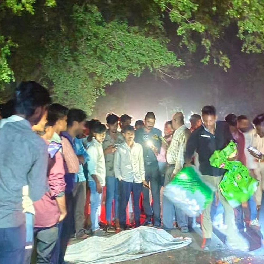 लखीमपुर में अज्ञात वाहन ने महिला को रौंदा:शव के टुकड़े सड़क पर बिखरे, 10 कदम की दूरी पर अलग गिरा पैर