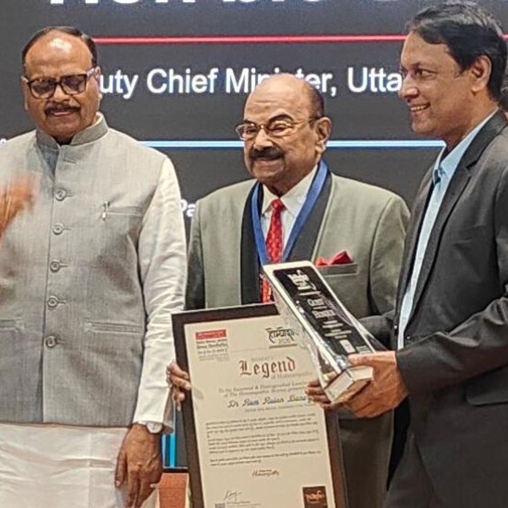 डा. अशअर को बेस्ट जॉइंट रिप्लेसमेंट सर्जन का पुरस्कार:लखनऊ में डिप्टी सीएम बृजेश पाठक ने किया सम्मानित