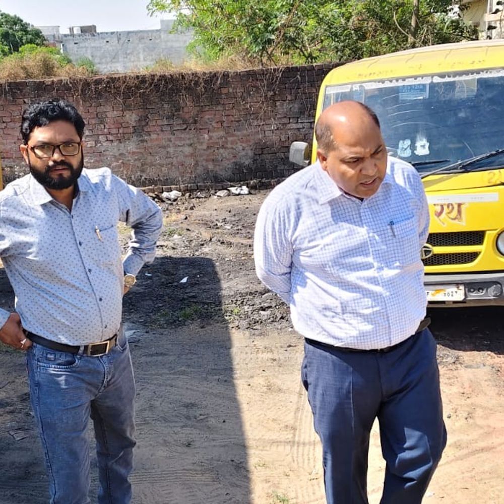 देवरिया में मान्यता विहीन स्कूल पर कार्रवाई:कई संस्थानों को नोटिस, असुरक्षित वाहनों में भी खामियां मिलीं