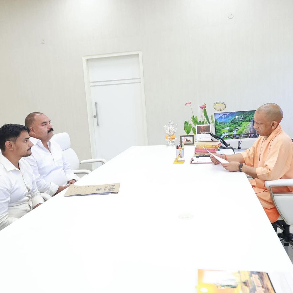 अधिवक्ता मौत मामले की सीएम योगी से शिकायत:वकील के बेटे के साथ सीएम से मिले विधायक, आरोपियों की गिरफ्तारी की मांग