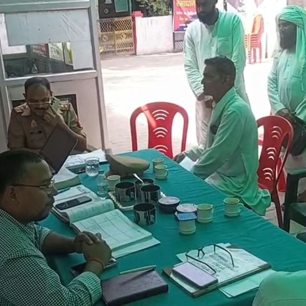 बागपत में समस्या समाधान दिवस, सीओ-थाना प्रभारी ने सुनीं शिकायतें:राजस्व व भूमि विवादों सहित कई मामलों के त्वरित निस्तारण के निर्देश दिए