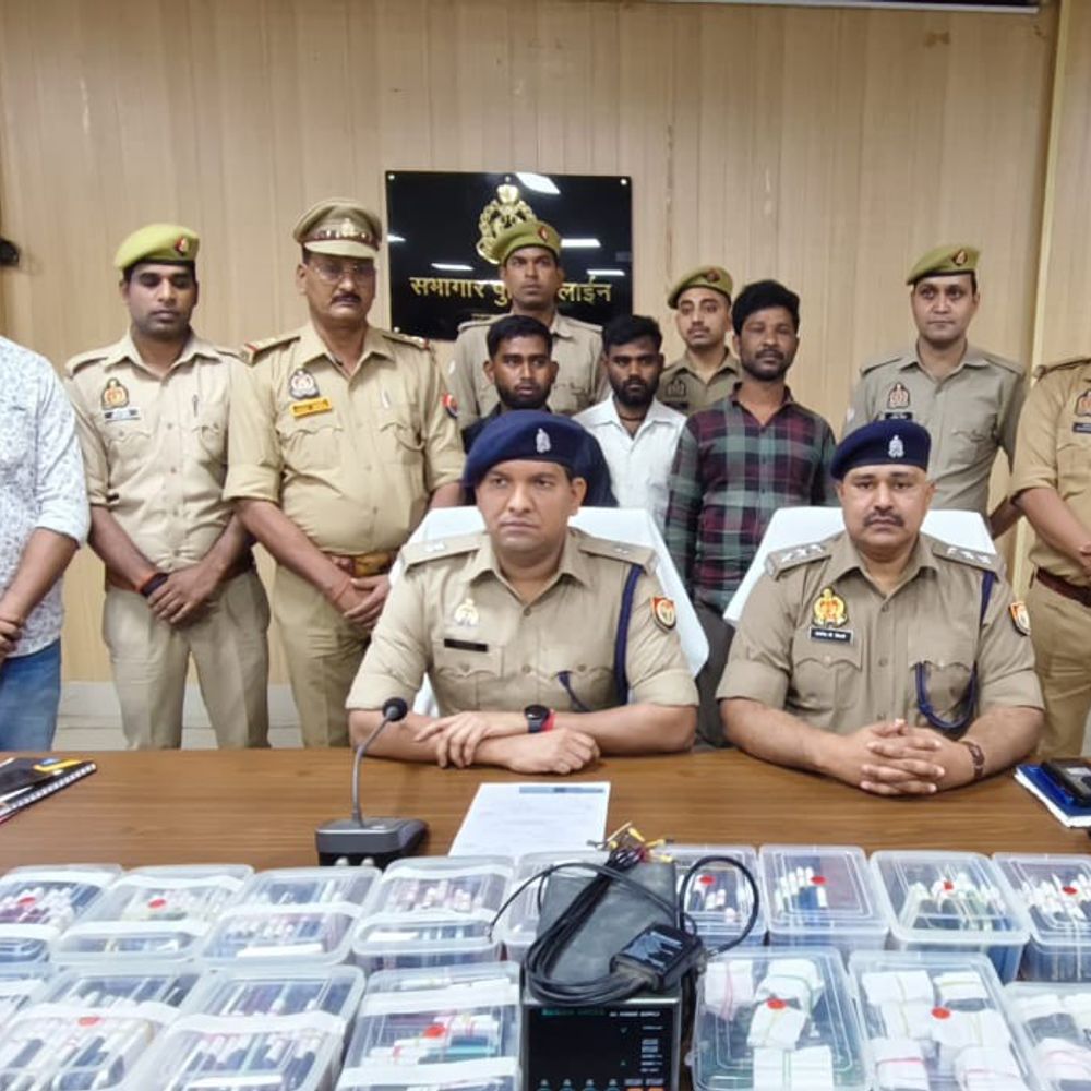 साइबर अपराध के लिए मोबाइल सप्लाई करने वाला गैंग पकड़ा:सरगना समेत तीन गिरफ्तार, गांव-गांव से खरीदते थे पुराने फोन