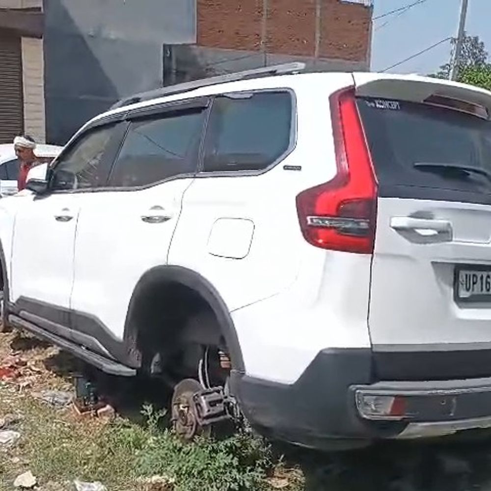 ग्रेटर नोएडा में स्कॉर्पियो के चारों टायर चोरी:घर के बाहर जैक पर खड़ी मिली गाड़ी, कुछ दिन पहले ही खरीदी थी